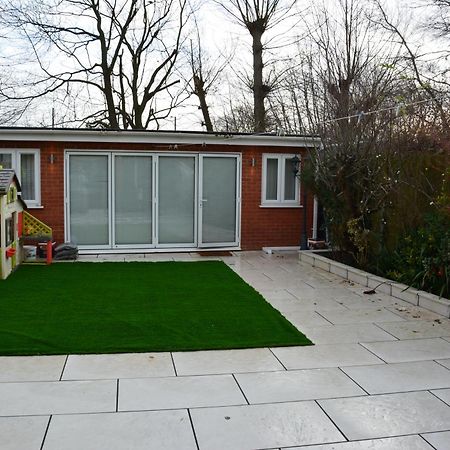Cozy, Modern, Spacious 4 Bedroom House In London Romford Exteriör bild