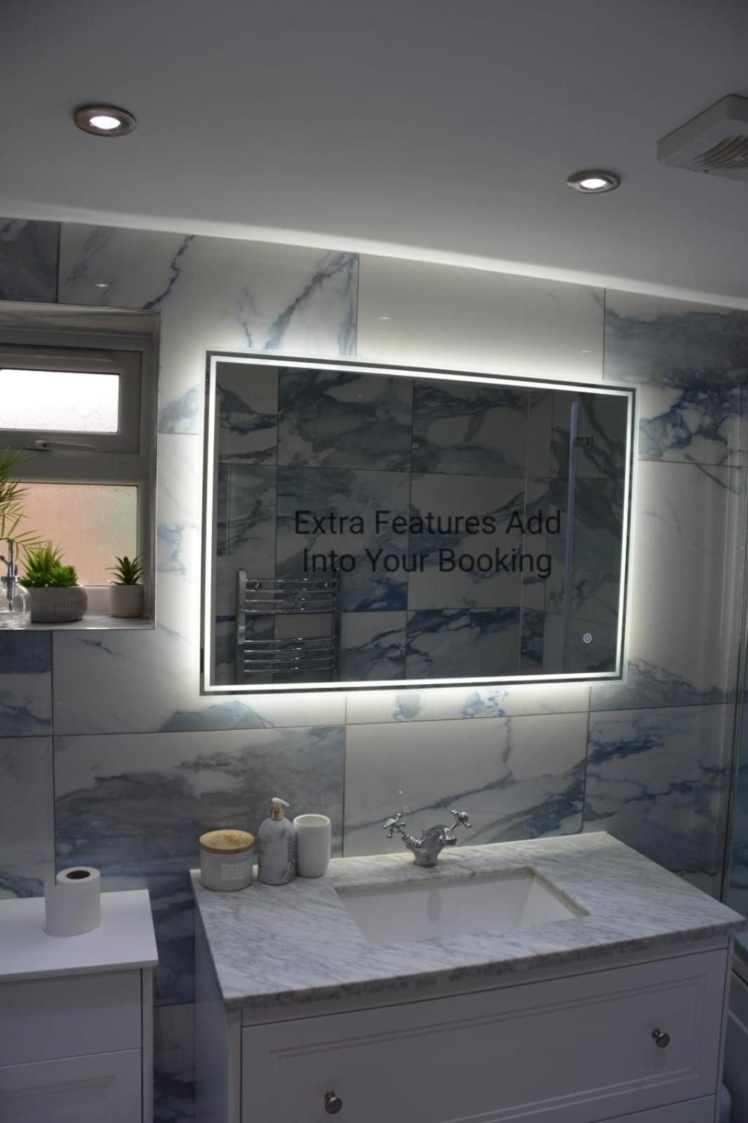 Cozy, Modern, Spacious 4 Bedroom House In London Romford Exteriör bild