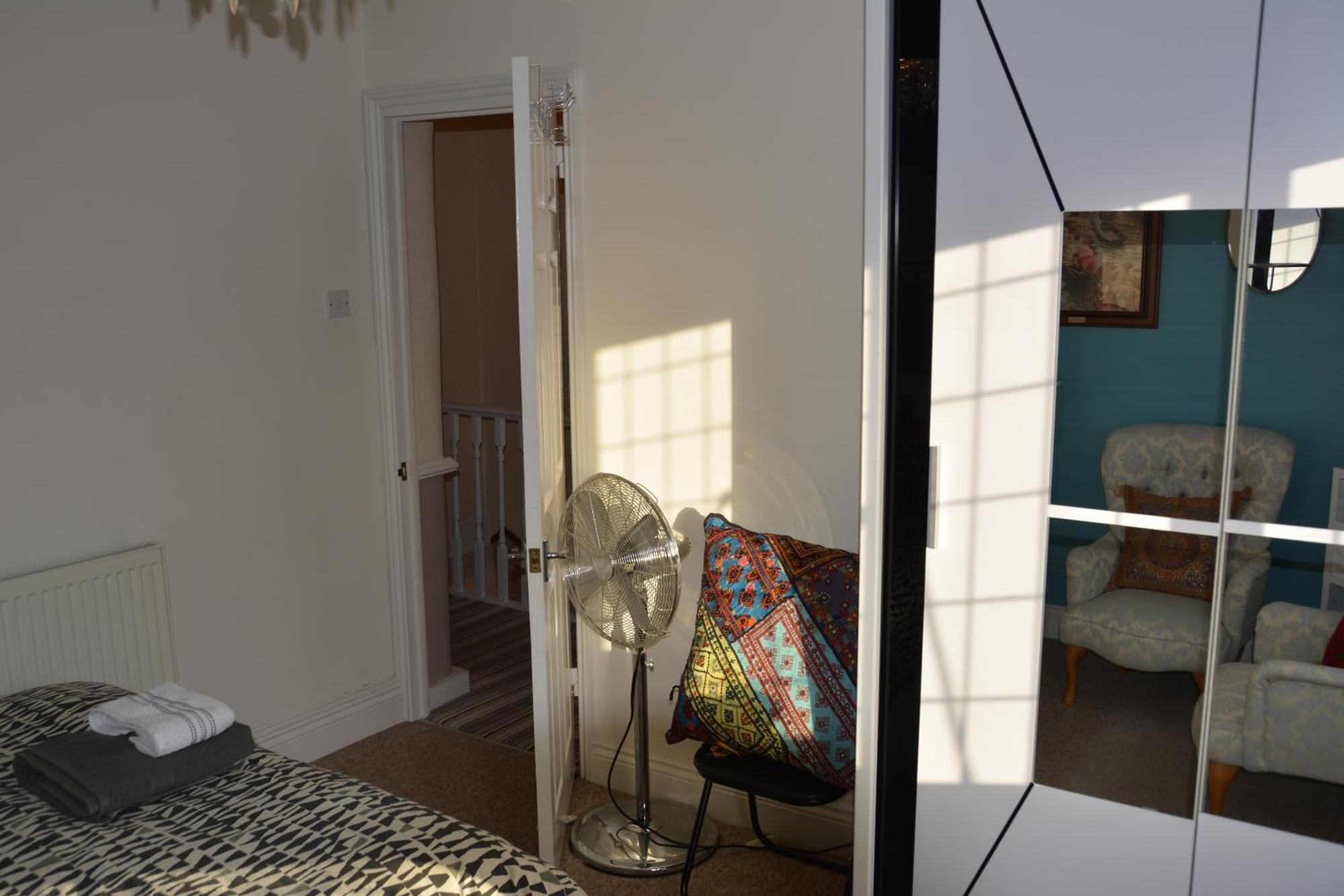 Cozy, Modern, Spacious 4 Bedroom House In London Romford Exteriör bild