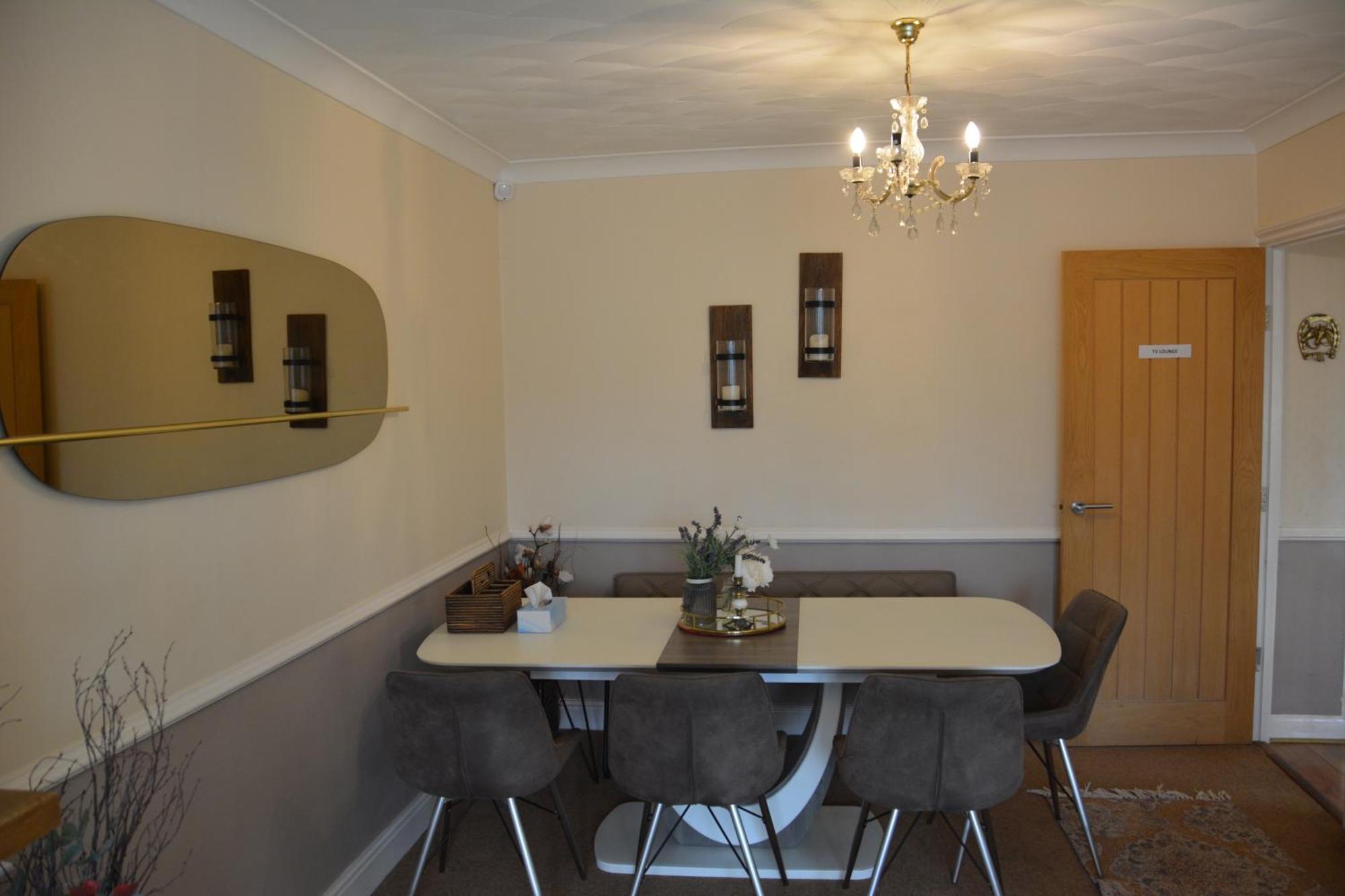 Cozy, Modern, Spacious 4 Bedroom House In London Romford Exteriör bild
